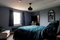 Rustic and Quirky Comfortable Cottage with Hot Tub Hotels near Bluecaps secure dog walking field