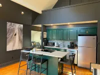 Dragonfly Cottage -Luxurious Mountain View A-Frame -quiet street close to town. 曼徹斯特住宿飯店