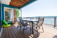 Beautiful Crystal Lake Waterfront, Central AC, Dock, Kayaks, Paddleboards
