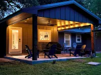 New! Spacious midcentury steps from the square in La Grange +15 min to Round Top Hotels near The Quilted Skein - Quilt Shop near Houston & Austin TX