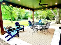 New! Spacious midcentury steps from the square in La Grange +15 min to Round Top