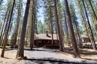 Black Butte Ranch Family Getaway, Short Walk to South Meadow Pool- Sleeps 12