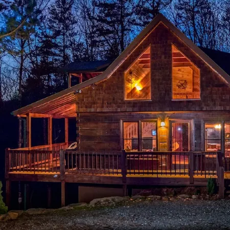 Red Apple Cabin 🍎3 Bedrooms, 3 Baths, Amazing views Mountaintop 15 MIN DOWNTOWN