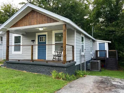 Enjoy your stay in the West End of Greenville in our Mill Village House Hotels near Grace Church - Downtown