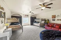 Hot Tub Game Room. Sleeps 17. You Tube TV. 20 minutes to Zions Natl Park