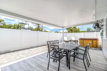 3/2 Renovated Wifi/HotTub