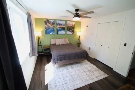 Bright 4-Bedroom Home Near Airport & Bend