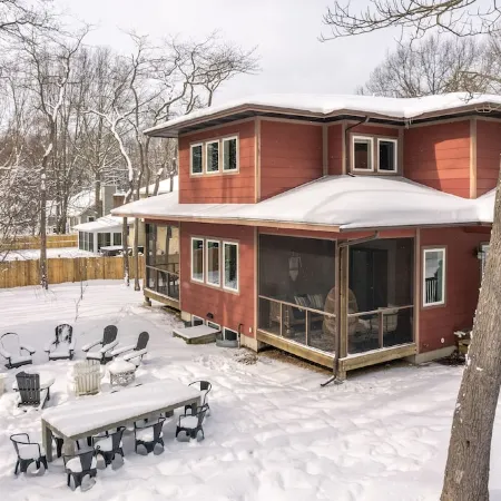 NEW Artistic Modern Cottage/SCREENED Porch/Fire Pit/ Giant Theater/Game RM