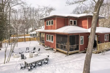 NEW Artistic Modern Cottage/SCREENED Porch/Fire Pit/ Giant Theater/Game RM