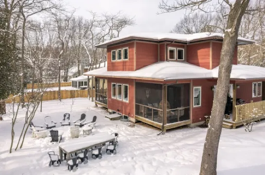 NEW Artistic Modern Cottage/SCREENED Porch/Fire Pit/ Giant Theater/Game RM