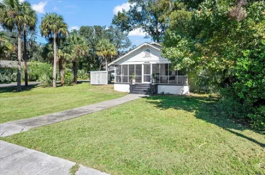 Beautifully restored cottage downtown Historic Brunswick close to golf + beaches