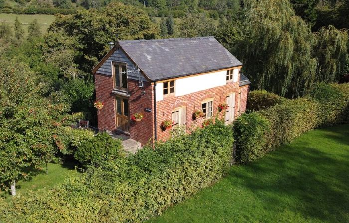 Secluded Detached Stable / Barn Conversion On The Border Of Shropshire And Wales