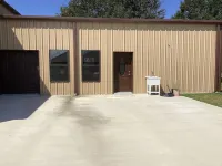 Charming 1-bedroom cottage in Ridge/Judice community with central AC/Heating.