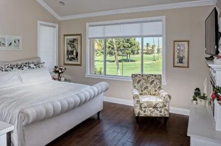 Stunning golf course view vacation home Отели в г. Тастин