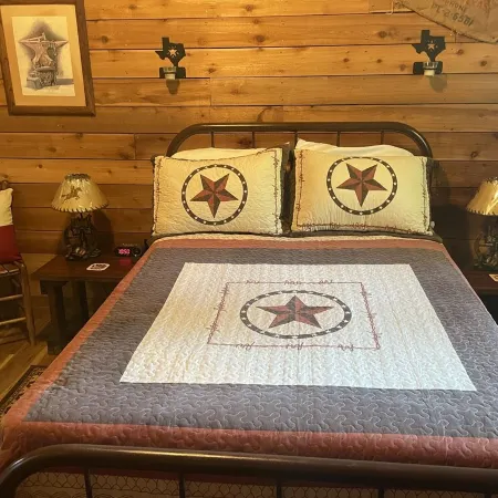 Cedar Cabin in the Woods - Longview, Tx