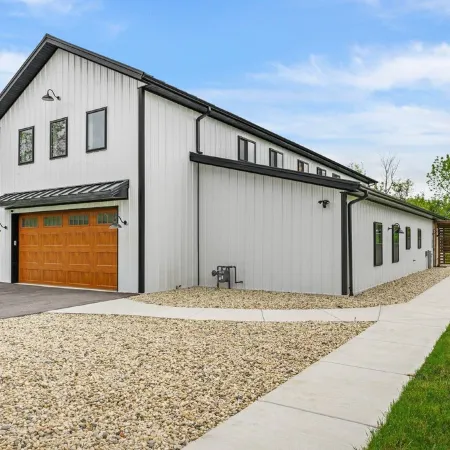 Barn! B-Ball Court/Mini Golf/Sports Bar/Tiki Bar/Theater/Arcade/Hot Tub/Fire Pit