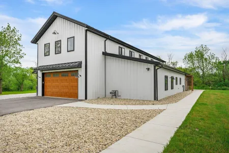 Barn! B-Ball Court/Mini Golf/Sports Bar/Tiki Bar/Theater/Arcade/Hot Tub/Fire Pit