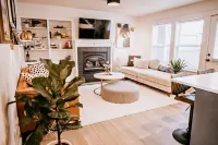 Laneda Landing: Modern, Hot Tub, off Main street in Manzanita