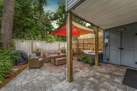 Romantic Getaway: Private Hot Tub & Honeymoon Suite Steps from the Beach