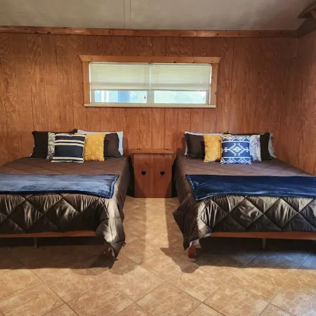 Cozy cottage on 8 acres near state park and atv trails. Pet Friendly!
