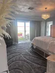 This beautiful 1 bedroom art deco 1500 sq. ft apt has its own private entrance. Frank E. Mackle Jr. Community Park附近的飯店