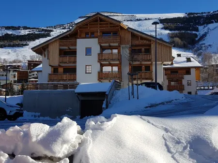 THE CRYSTAL CHALET Apartment standing with balcony view impregnable ski-in ski-out
