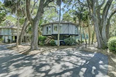 Treehouse Close to Beach, Golf Course/Lagoon View Отели рядом с достопримечательностью «Seabrook Beach»
