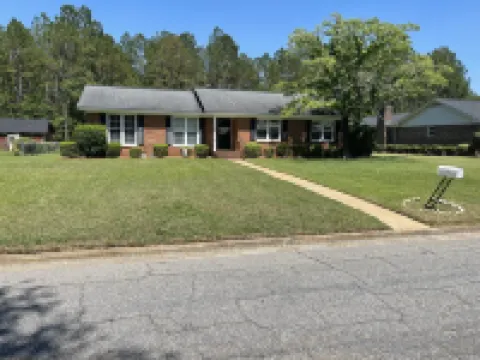 Cheerful 3 Bedroom House in a Quiet Neighborhood