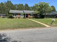 Cheerful 3 Bedroom House in a Quiet Neighborhood