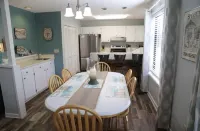 Plantation Nest-The Kerryman2. Screened porch overlooking 5th Tee Box Hotels in Edisto Beach