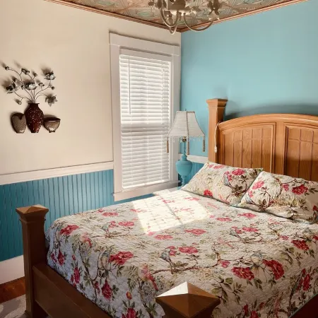Cozy 1890 Cottage Studio with Hot Tub and Fire Pit in Downtown Kennebunk