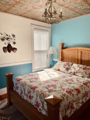 Cozy 1890 Cottage Studio with Hot Tub and Fire Pit in Downtown Kennebunk