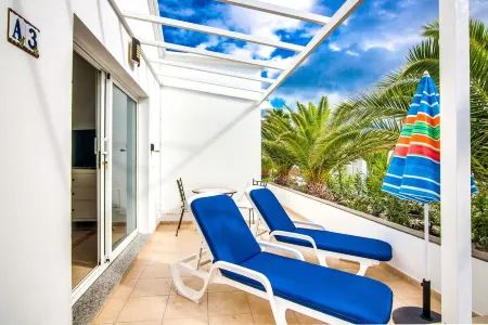 A3, in a small complex with communal heated pool 100m from the sea Отели рядом с достопримечательностью «Monte Corona»