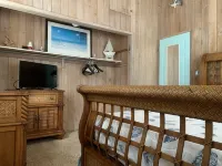 Stay where you play, On the water w/Boat dock & Trailer parking. Pet friendly! Hotels near Sea Bird Marina