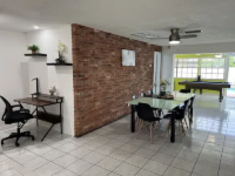 Sleeps 30 Large Heated Pool Home, 10 min to Hard Rock and 22 minutes to Beach