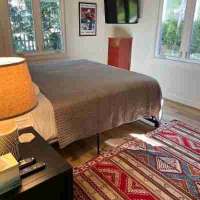 Charming Downtown Laguna Beach Cottage-beach across street/town 1 block Rooms