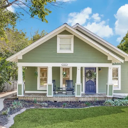 Walking distance to everything in downtown Frisco.  Vintage Charmer!