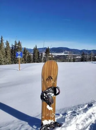 Enjoy a winter stay at SKI HAUS! Spacious family size condo1 block from the lift Отели в г. Колфакс