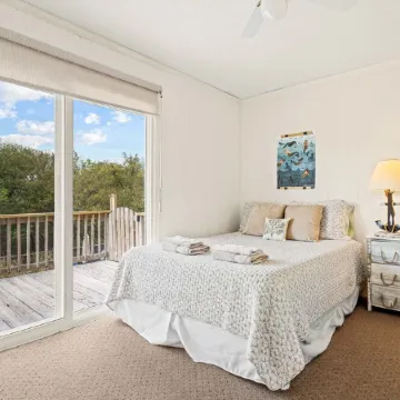 Oceanside home, 3 min walk to beach with Private Pool and Hot Tub!