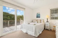 Oceanside home, 3 min walk to beach with Private Pool and Hot Tub!