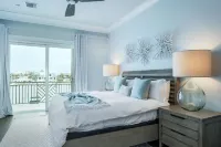 Luxury getaway with water views! Walk to beach and everything Clearwater offers 샌드 케이 공원 주변 호텔