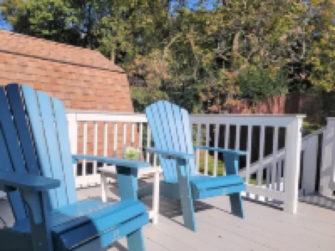 Serene Upstairs Apt. Walk to Town, Train, & Beach Ferry! Off-Street Parking. Hotels in Greenwich