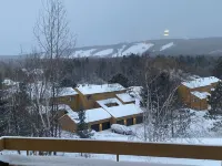 Fantastic view of The Highlands! Comfortable 2-bedroom w/loft condo. Come relax. Hotels in Pleasantview Township