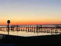 COZY COMFORT between the bay and the ocean.