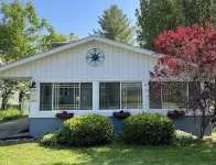 Cozy Pet Friendly Cottage, Partial Water View, Sleeps 7, Half Block from Beach!