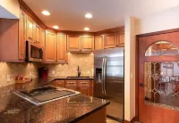 Beautiful Condo - Riverfront-Slopeside-Walk to Resort-On Bus Route