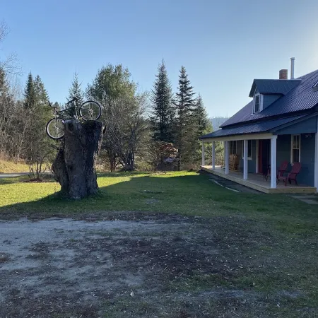 Colorful Farmhouse just minutes from East Burke, Kingdom Trails and Burke Mtn
