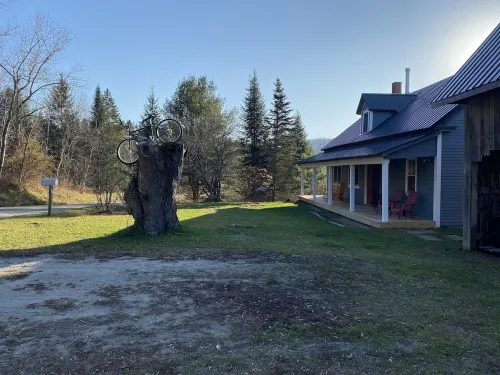 Colorful Farmhouse just minutes from East Burke, Kingdom Trails and Burke Mtn