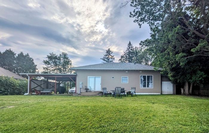 Lakefront Cottage: Amazing Mountain Views Directly on Lake Champlain