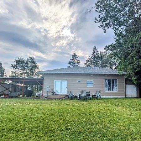 Lakefront Cottage: Amazing Mountain Views Directly on Lake Champlain